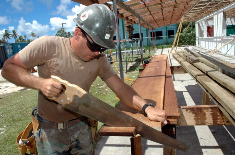 ebeniste-TOURNEFORT-min_worker_construction_building_carpenter_male_job_build_helmet-893290